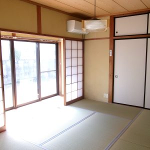 真ん中のお部屋　縁側部分で物干しが可能です(居間)