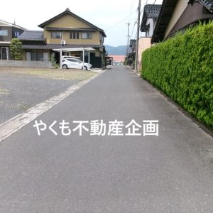 前面道路を南東側から撮影(外観)
