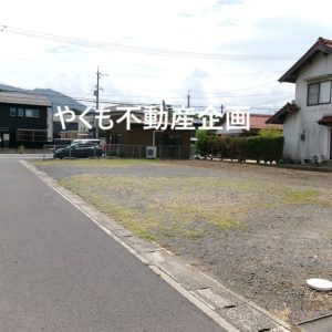 前面道路と全景(外観)