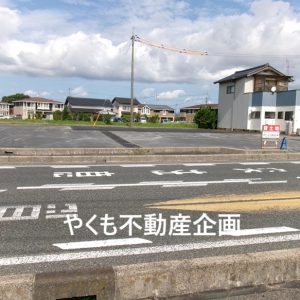 道路反対側から撮影(外観)