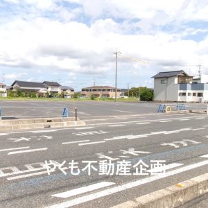 道路反対側から撮影(外観)