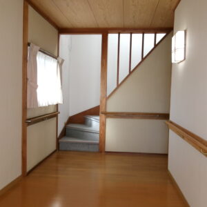 玄関ホール（階段降り口に雨漏り跡あり）(玄関)