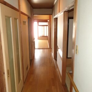 1階廊下（雨漏り跡あり）