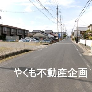 前面道路を東から撮影(外観)