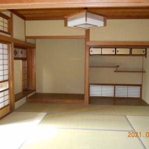 客間には床の間と飾り棚があります(居間)