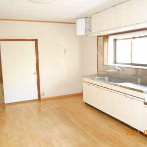 キッチン手元は明るい窓が付いています(キッチン)