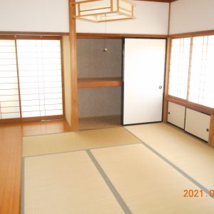奥の和室は8畳の畳と1.5畳の板間があり、出窓もついています(居間)