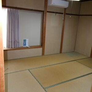 1階6畳居間（雨漏り跡あり）(居間)