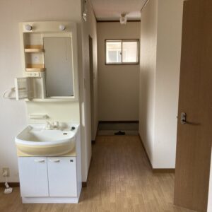 DKから玄関方向(キッチン) DKから玄関方向(キッチン)